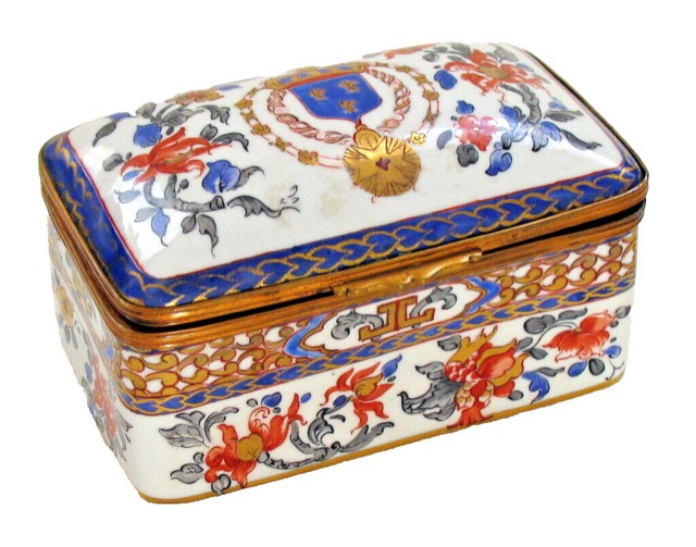 Continental Enameled Porcelain Box with Ormolu Mounts, photograph 2