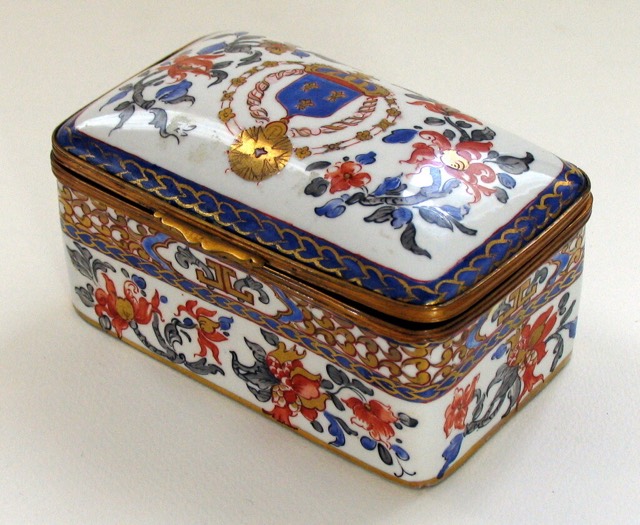Continental Enameled Porcelain Box with Ormolu Mounts, photograph 3
