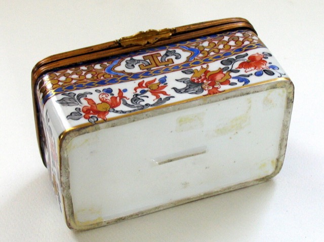 Continental Enameled Porcelain Box with Ormolu Mounts, photograph 4