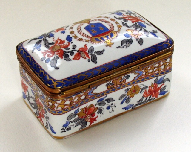 Continental Enameled Porcelain Box with Ormolu Mounts, photograph 5