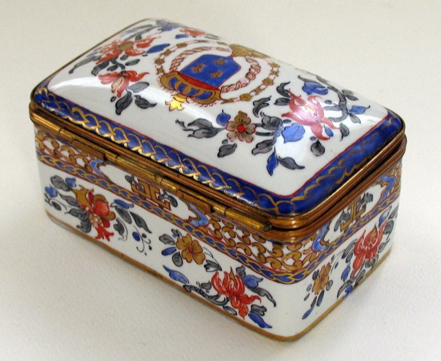 Continental Enameled Porcelain Box with Ormolu Mounts, photograph 6