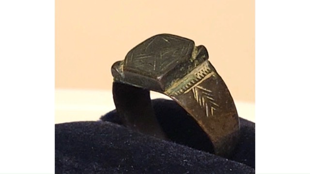 Medieval Bronze Ring with Figural Beast-and-Arrow Motif, photograph 2