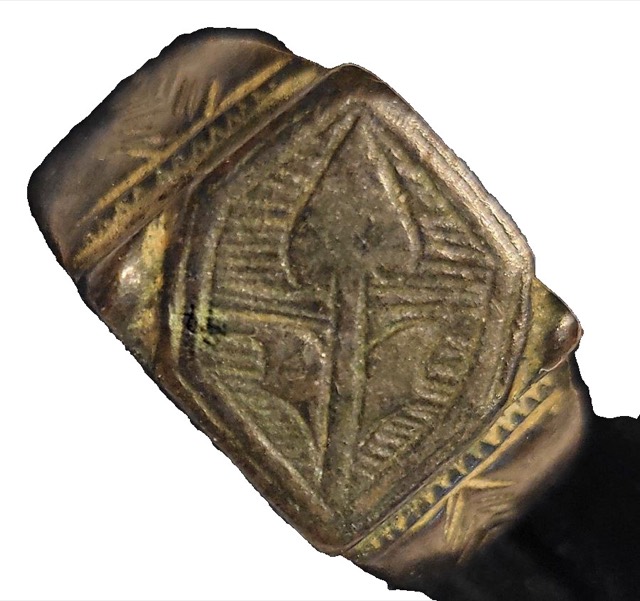 Medieval Bronze Ring with Figural Beast-and-Arrow Motif, photograph 3