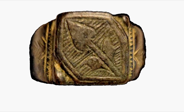 Medieval Bronze Ring with Figural Beast-and-Arrow Motif, photograph 4