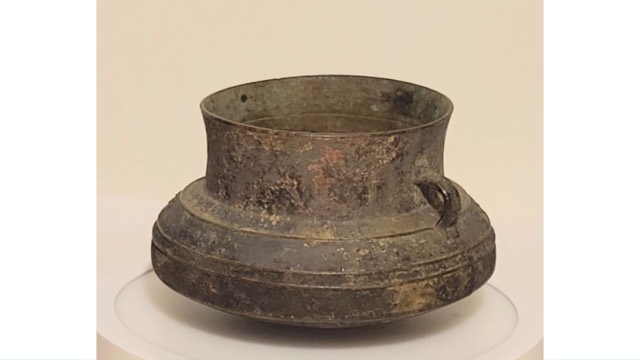 Laotian Cast Bronze Rice Pot, photograph 2