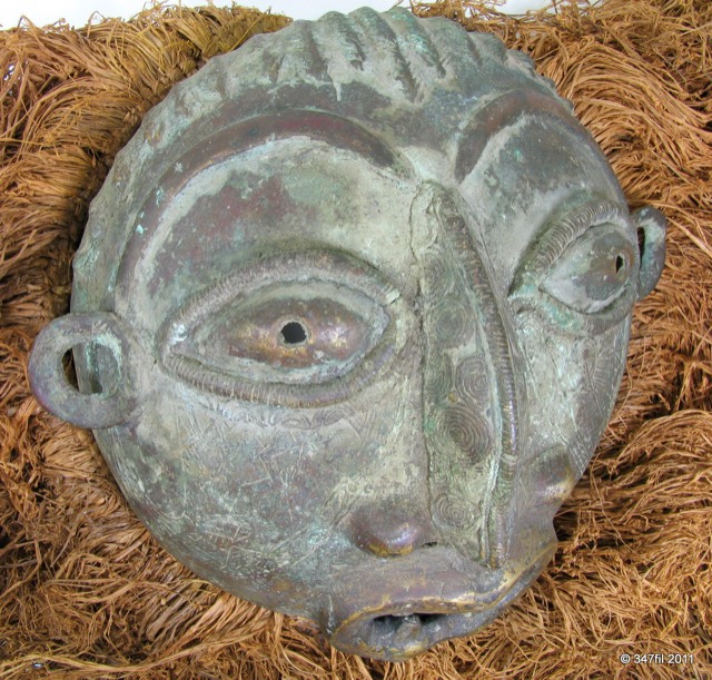 Bamun Bronze Ceremonial Mask with Raffia, photograph 2