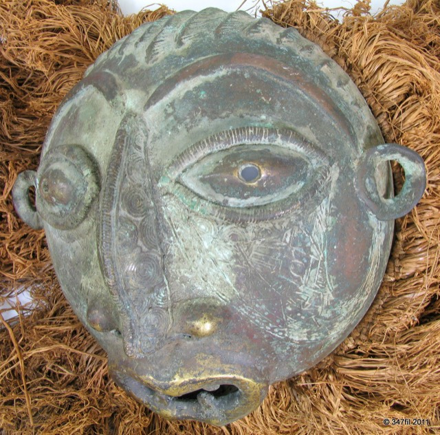 Bamun Bronze Ceremonial Mask with Raffia, photograph 4