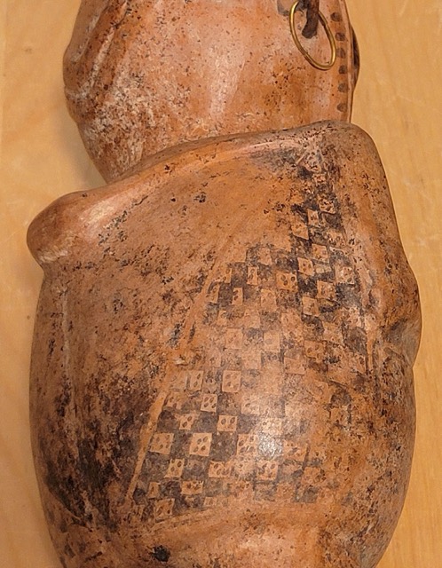 Nayarit Terracotta Figure with 24K Gold Ornaments, photograph 10