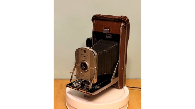 Polaroid Land Camera Model 95 with Fitted Case, photograph 2