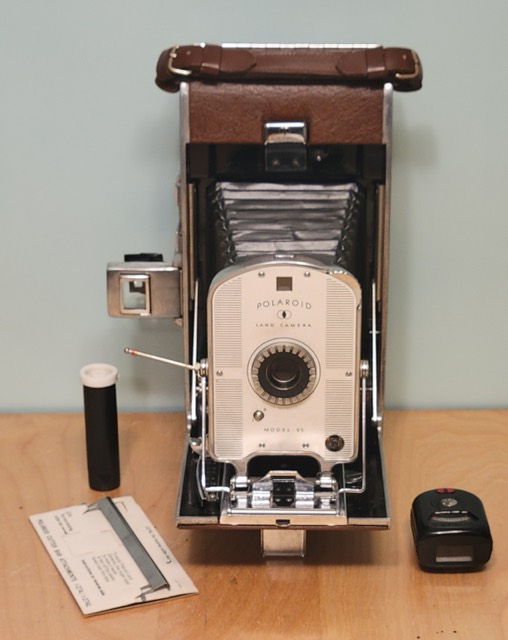 Polaroid Land Camera Model 95 with Fitted Case, photograph 3