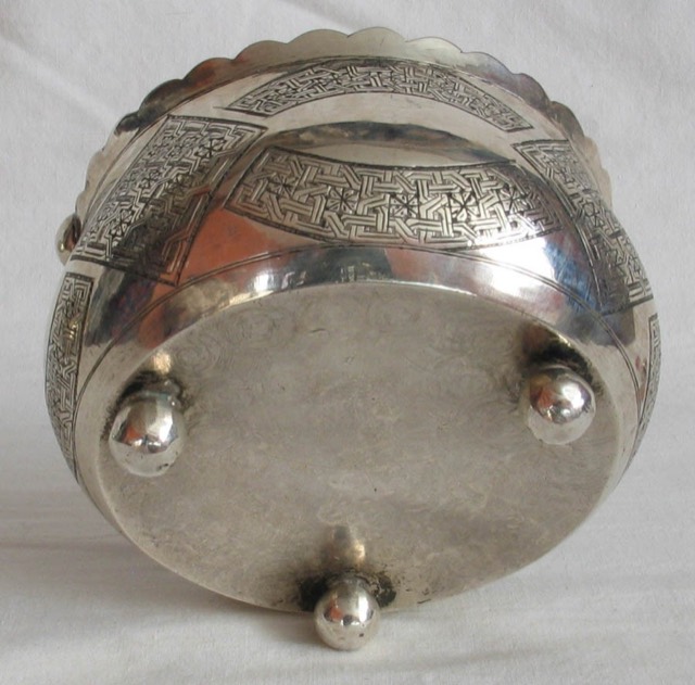 Mamluk Revival Silver Sugar Bowl, Signed "Work of Ali", photograph 6