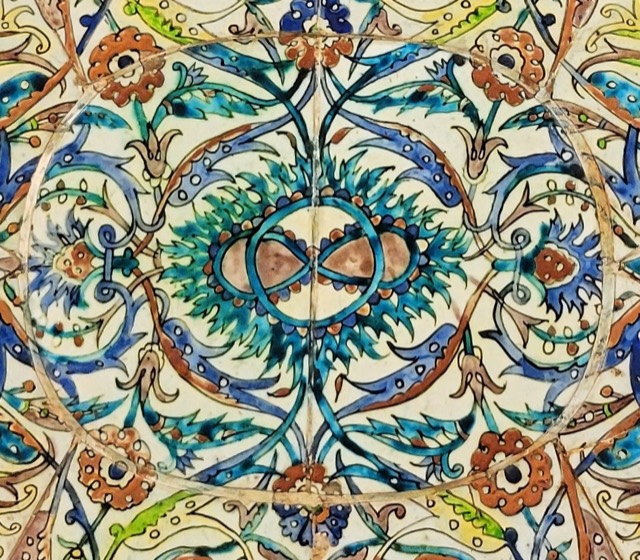 Ottoman Kütahya Tile Panel in a French Fruitwood Table, photograph 7